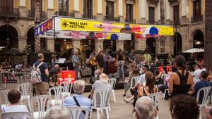 Aspecto del ambiente de los conciertos gratuitos que tienen lugar en la plaza Reial.