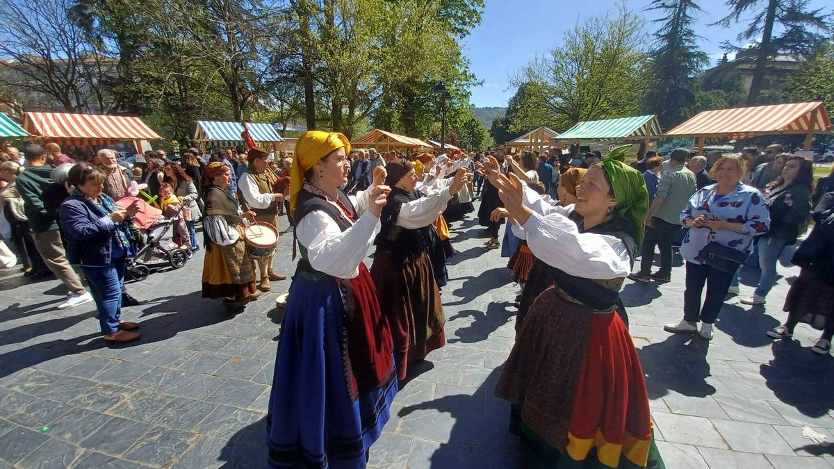 Bailes regionales en el Mercadón de la Primera Flor, el pasado abril.