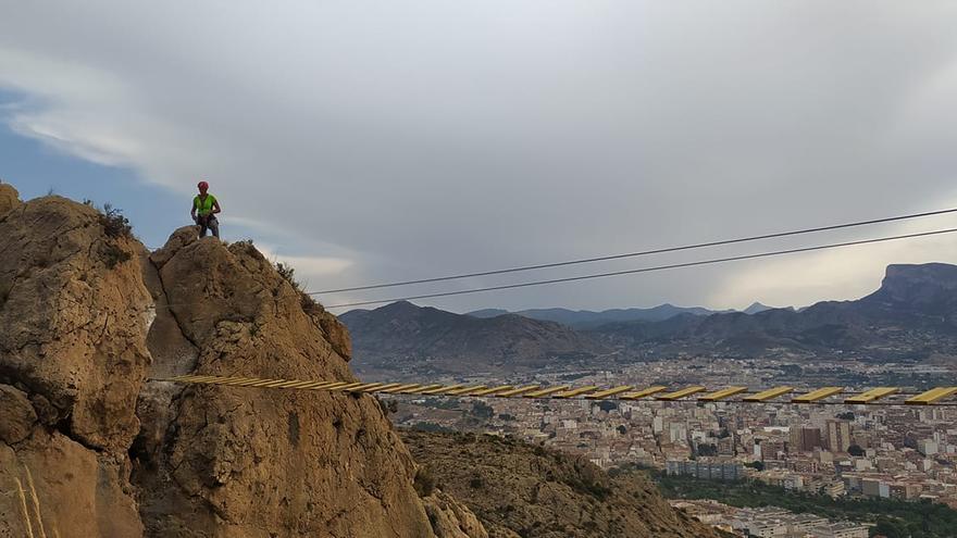 Los trabajos de instalación de la vía ferrata de Bolón.