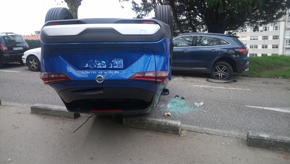El coche acabó volcado y cruzado en la calle que conecta con O Castro.