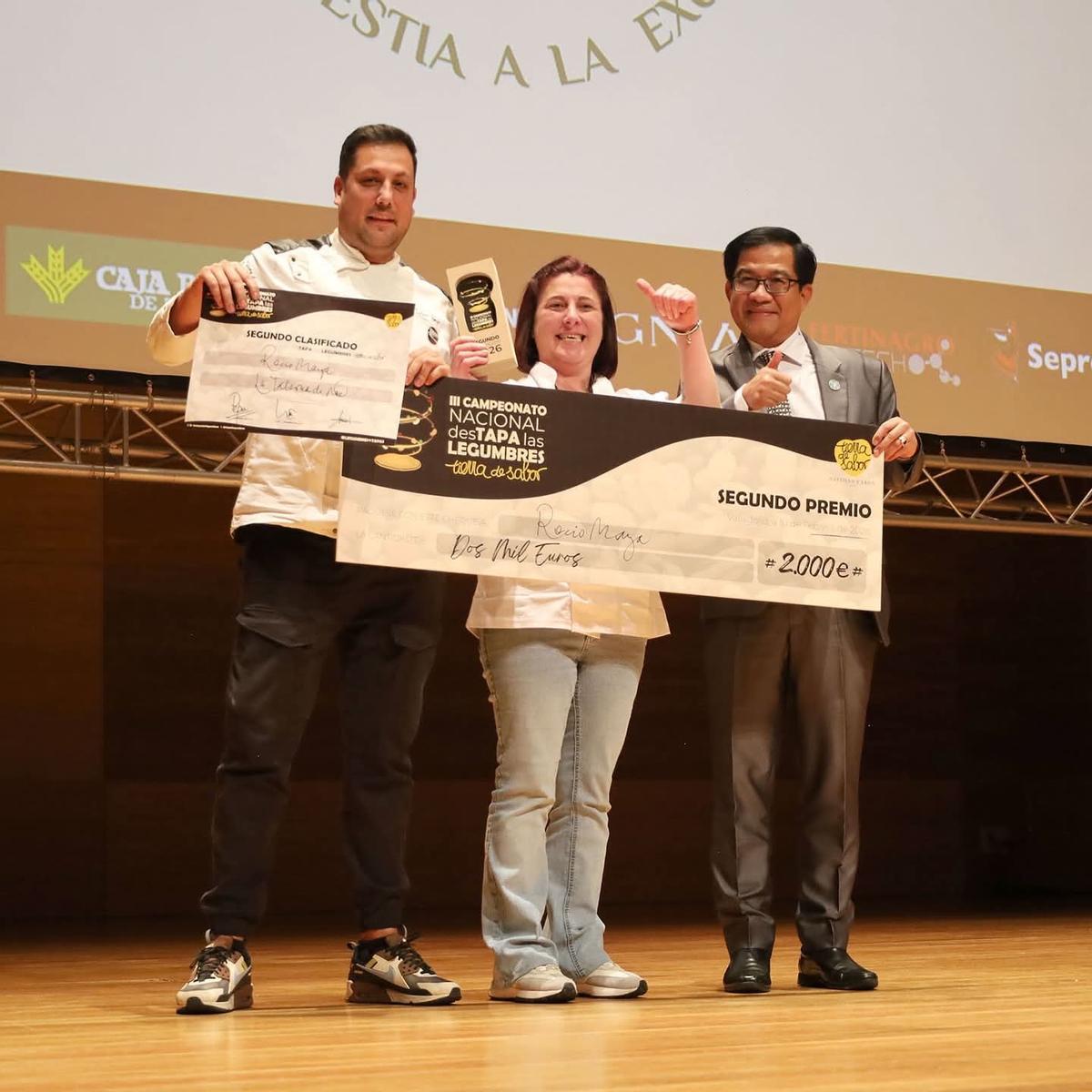 Rocío Maya y Luis Miguel Gómez con el segundo premio en 'Destapa las legumbres'.