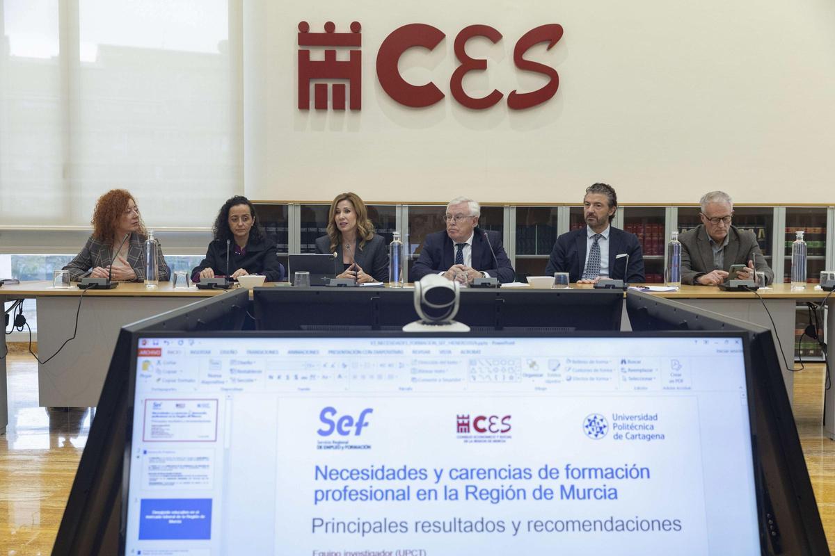 A la presentación del estudio acudieron la consejera López Aragón, José Antonio Cobacho como presidente del CES y Alfonso Hernández Zapata, presidente de Fremm, entre otros.