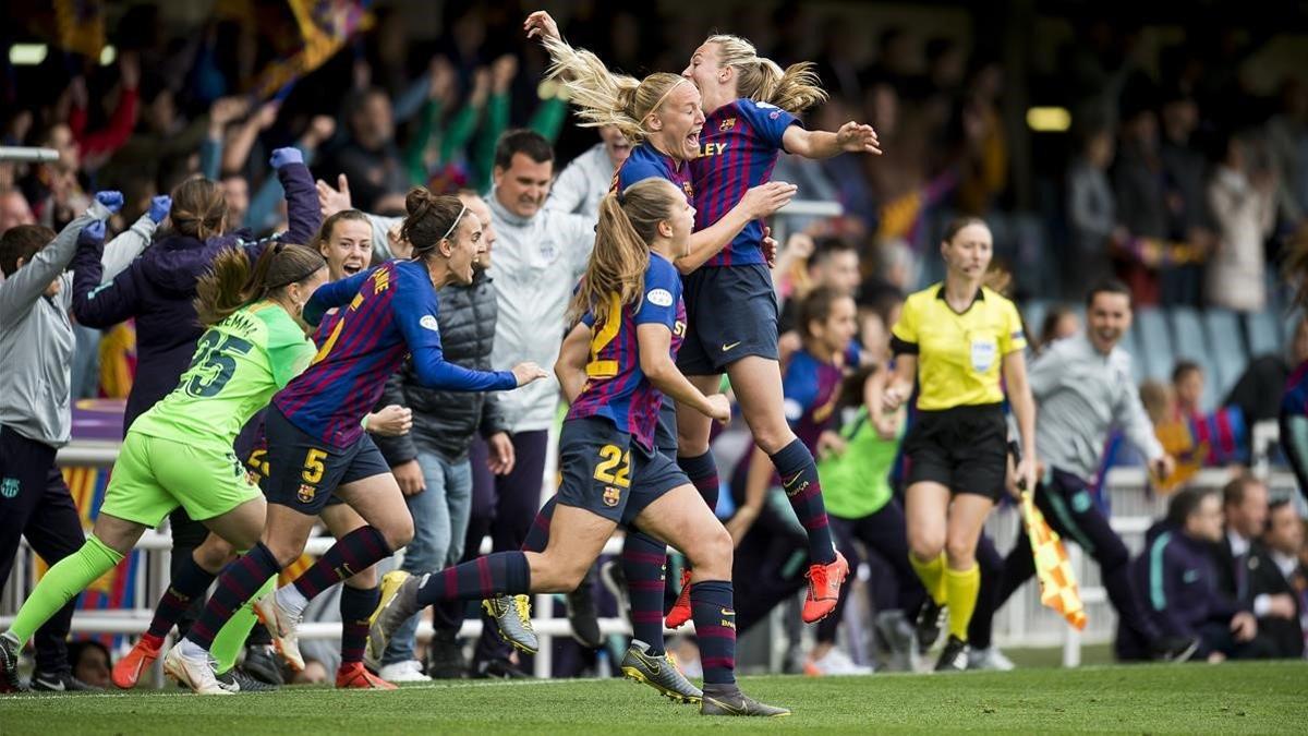 Las jugadoras del Barça celebran el gol de penalti de Mariona.