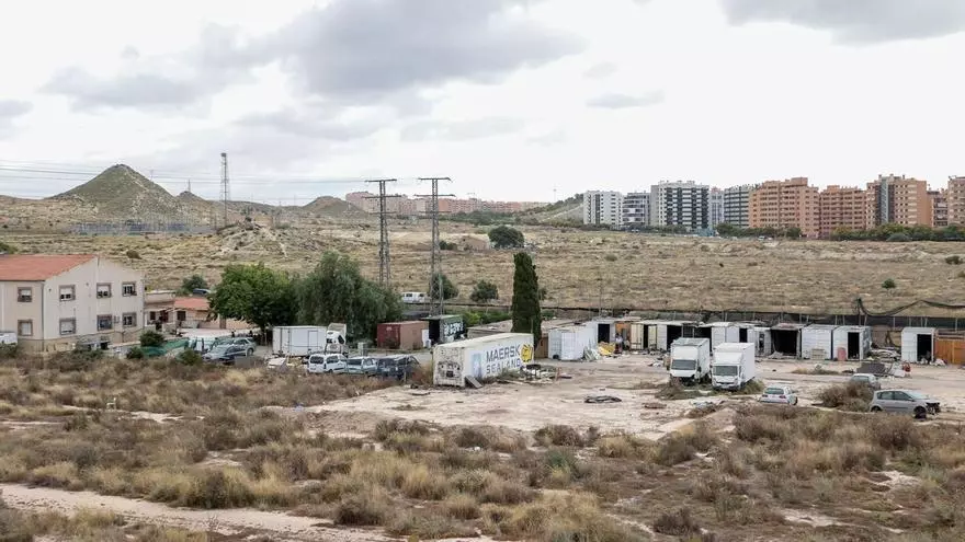 El terreno incendiado en el camino de Alcoraya, foco de actividad ilegal en suelo rústico