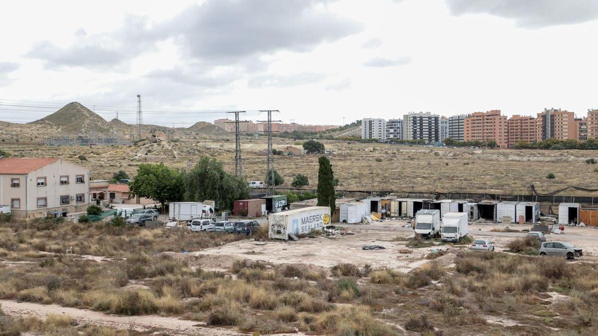 El terreno incendiado en el camino de Alcoraya, foco de actividad ilegal en suelo rústico