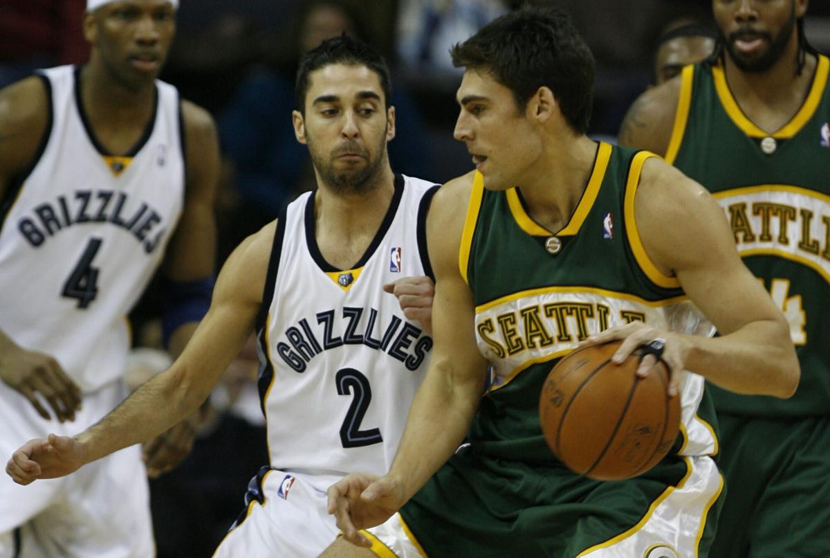 MTB06 - MEMPHIS (EE.UU.), 18/01/08.- El jugador de los Grizzlies de Memphis Juan Carlos Navarro defiende frente al ataque de Wally Szczerbiak, de los Supersonics de Seattle, durante el partido de la NBA jugado hoy, 18 de enero de 2008, en el FedEx Forum de Memphis, Tennessee (EE.UU.). EFE/MIKE BROWN. HORIZONTAL