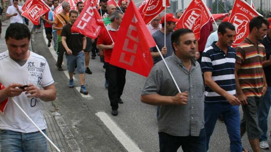 Los trabajadores de los astilleros, durante la concentración en Navia.