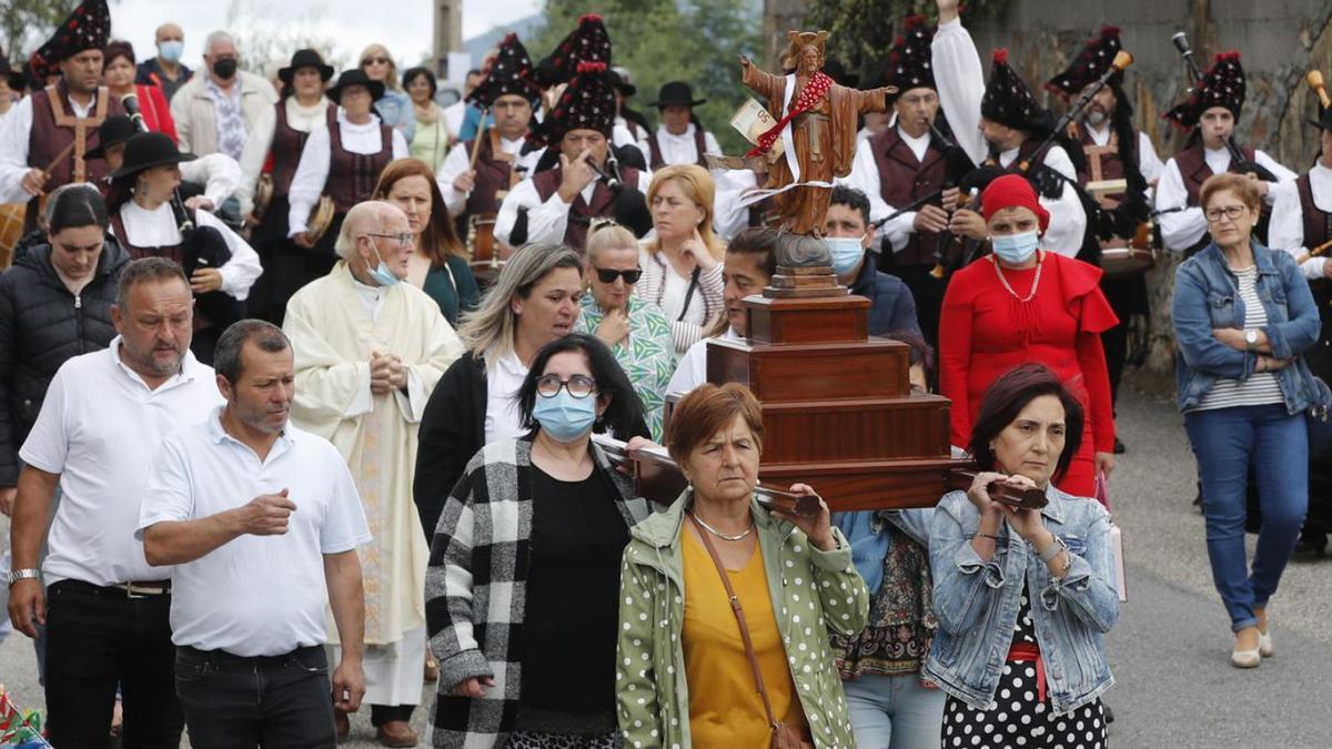 La procesión
 de ayer en
A Parrocha. 
  | // R. GROBAS