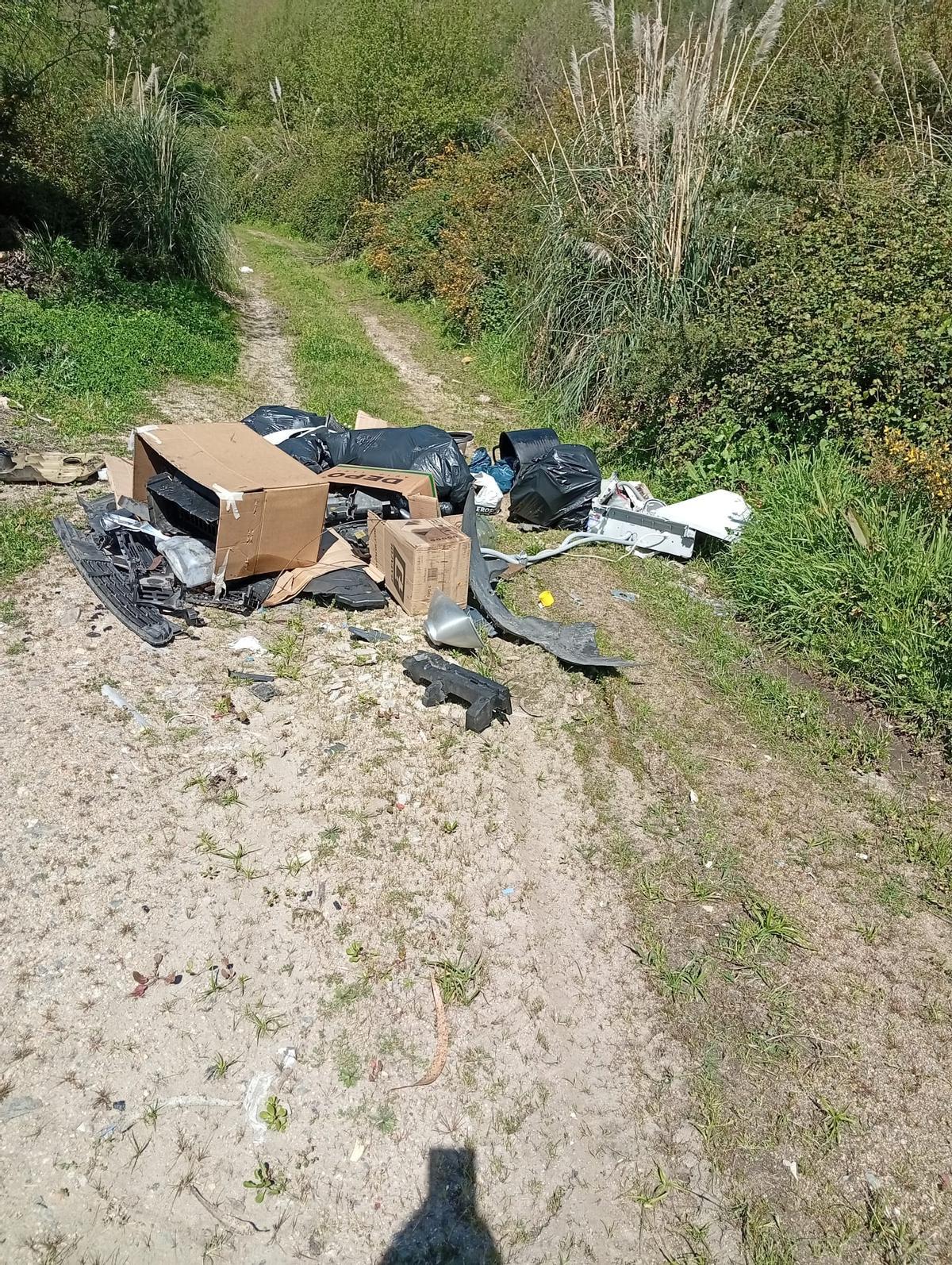 Vertidos ilegales encontrados en Ledoño provenientes de un taller