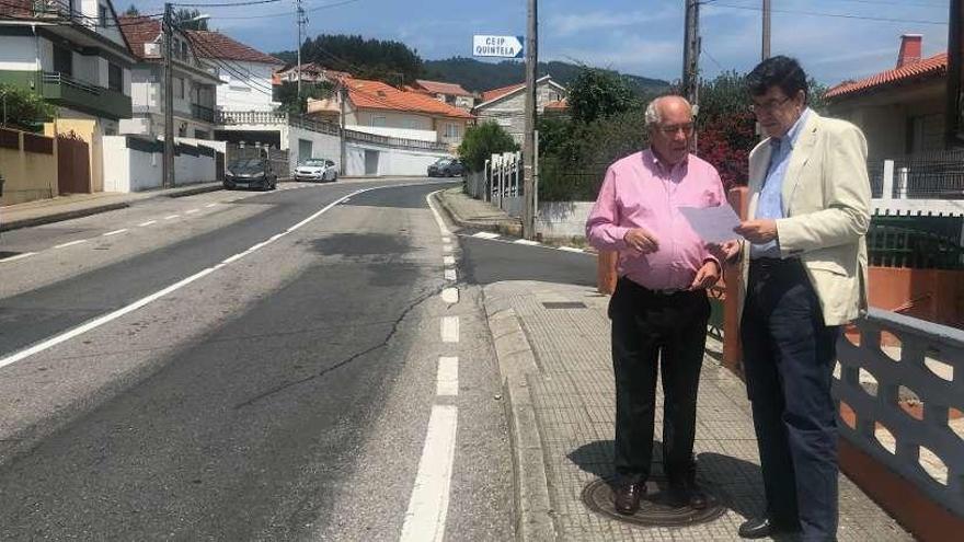 El delegado de la Xunta, hoja en mano, con el ejefe territorial en la PO-313. // FdV