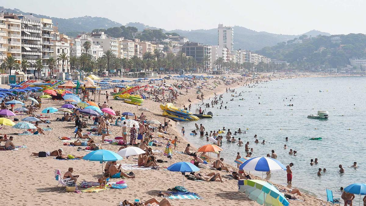 La platja gran de Lloret de Mar plena de banyistes aquest passat estiu