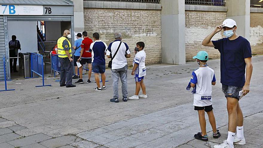 Abonados zaragocistas acceden al estadio para el Trofeo Lapetra. | JAIME GALINDO