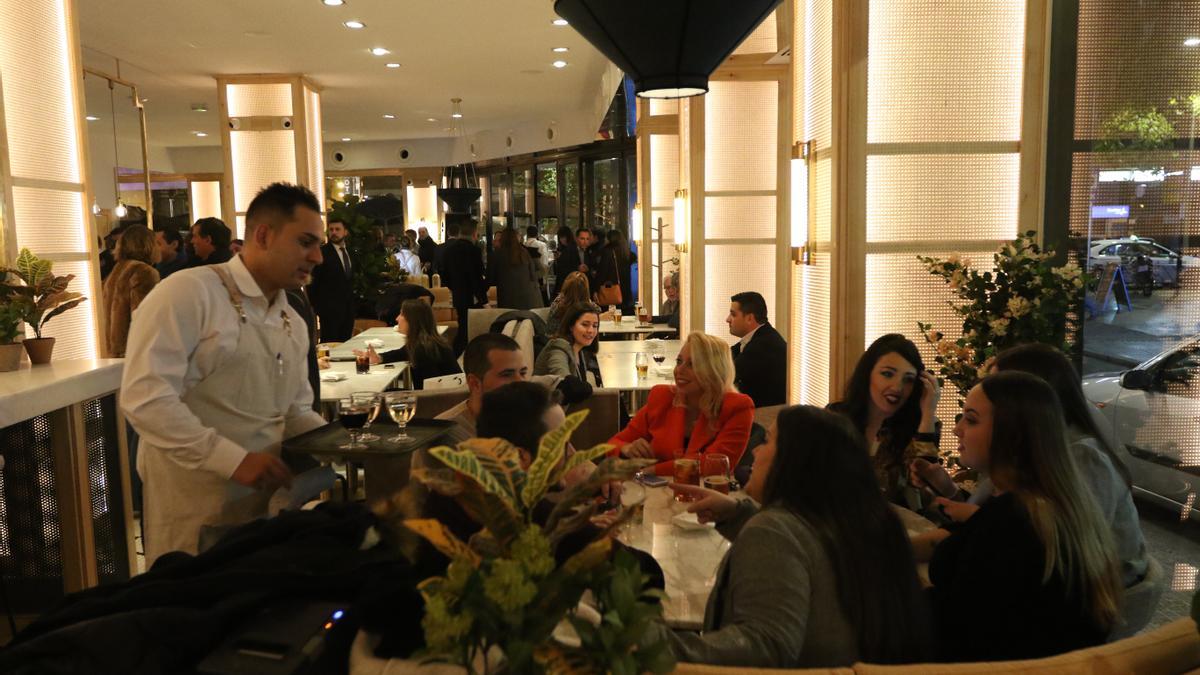 Un camarero atiende a clientes a un restaurante de la ciudad.