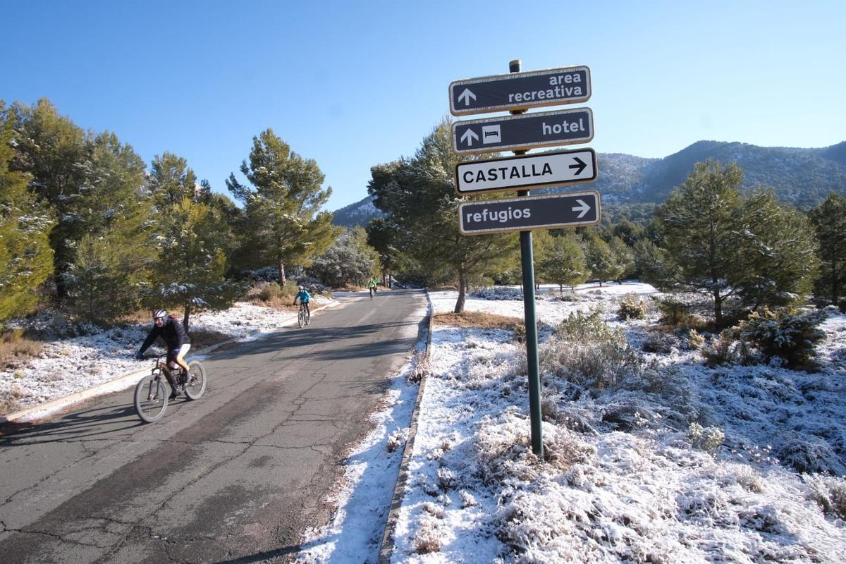 La nieve ha cubierto con un manto blanco varias zonas de la provincia de Alicante.