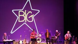 De izquierda a derecha, Pat Sansone, Jon Auer, Jody Stephens, Mike Mills y Chris Stamey, en una actuación de The Music of Big Star.