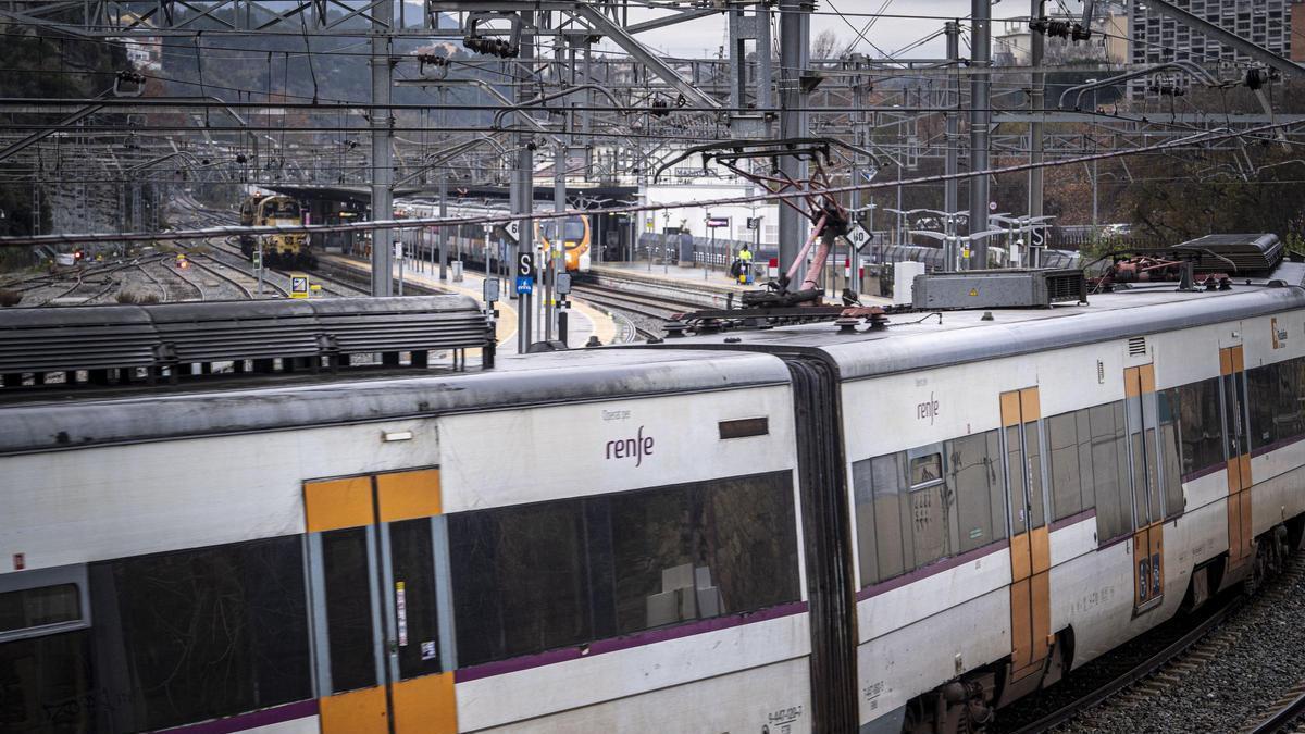 Imatge de l’estació de Renfe de Manresa amb combois en trànsit a les instal·lacions