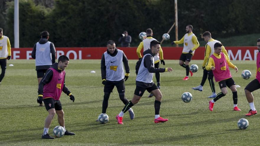 Damián Pérez, controlando un balón en un entrenamiento.