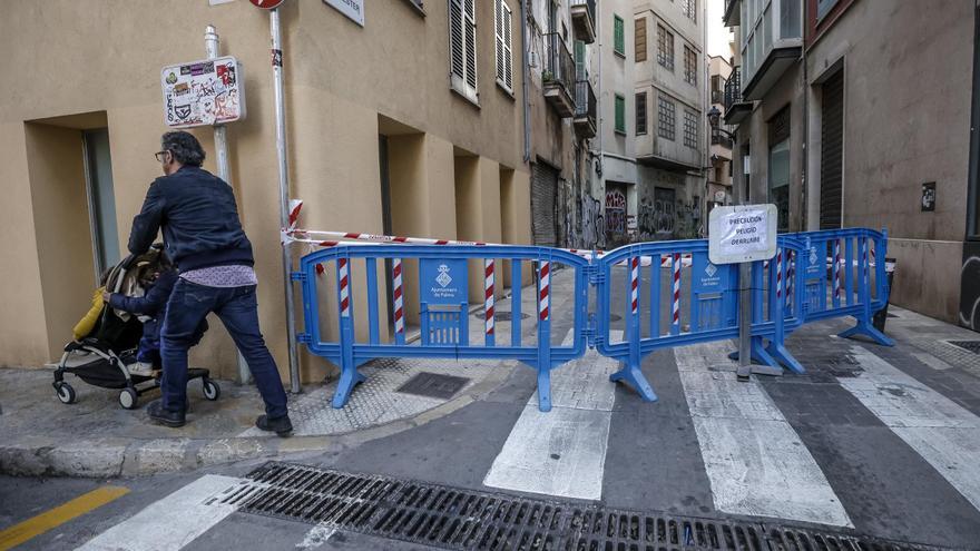 Cortan una calle en el casco antiguo de Palma por caída de cascotes de un edificio