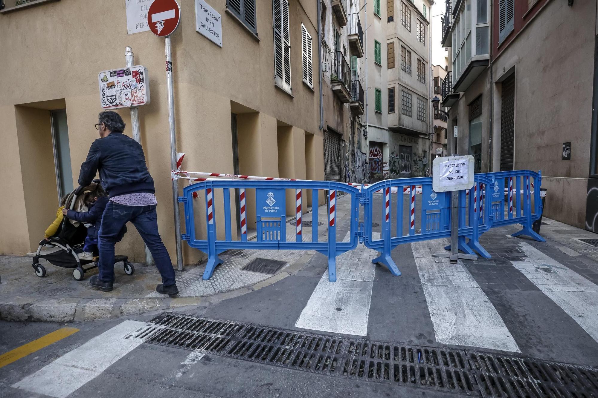 Cortan una calle en el casco antiguo de Palma por caída de cascotes de un edificio