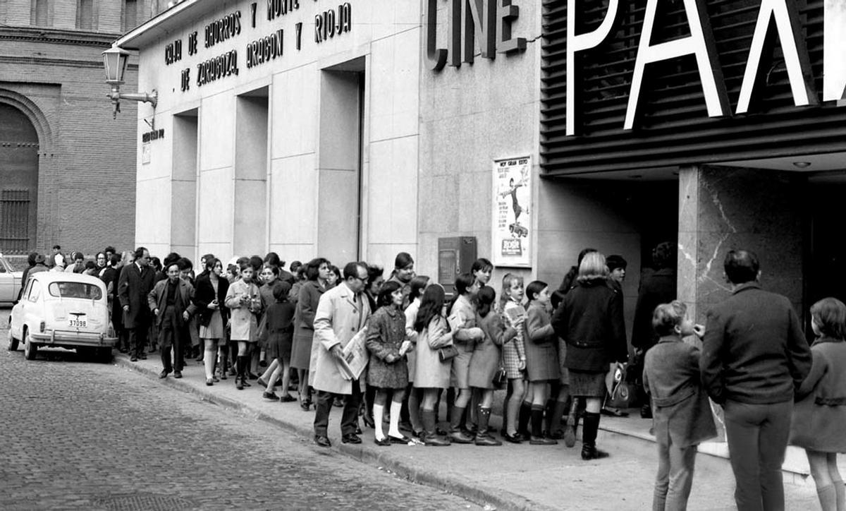 Fila en el cine Pax para la proyección de Rosie en 1968