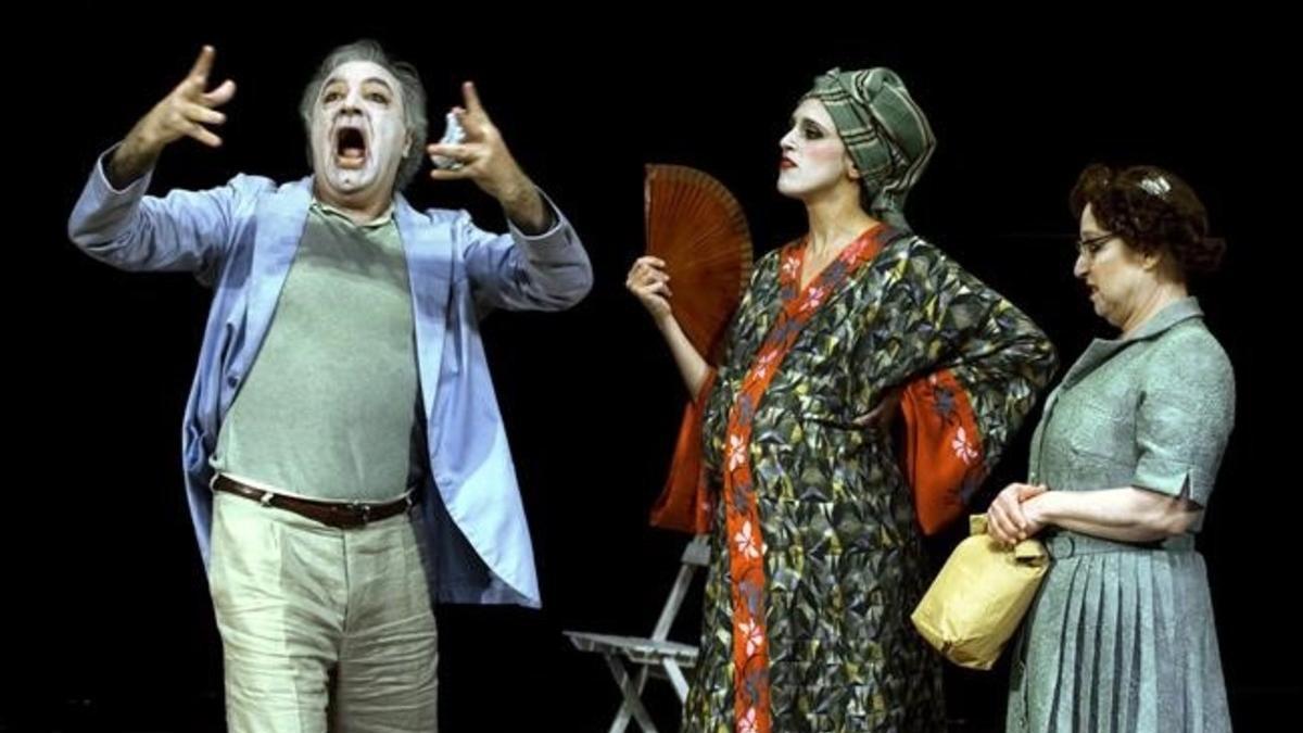 Jordi Bosch, Laura Aubert y Francesca Piñón, en una de las escenas de 'A teatro con Eduardo'.