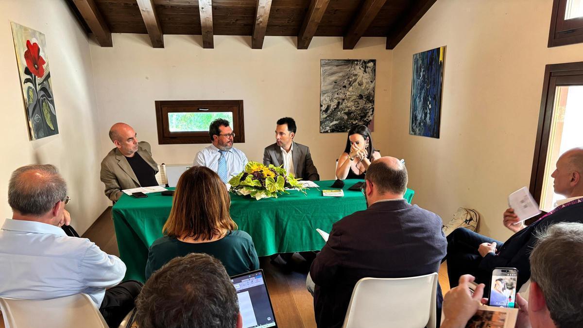 Abal Varela junto al presidente de Recevin durante la reunión.