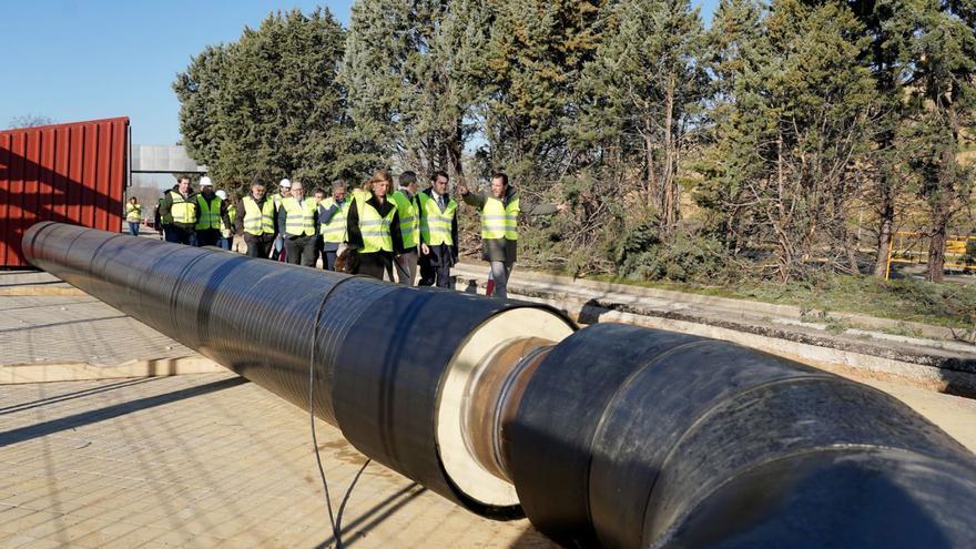 El alcalde de Valladolid, a la derecha, junto al consejero Suárez-Quiñones, durante su visita ayer a las obras de instalación en la ciudad de la instalación de energía térmica. | Leticia Pérez - Ical