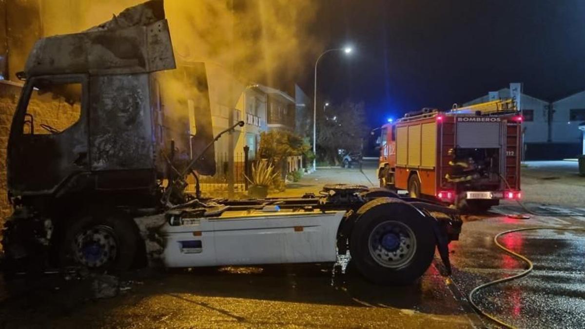 Los bomberos extinguido el fuego declarado en la cabeza tractora de un camión esta madrugada.