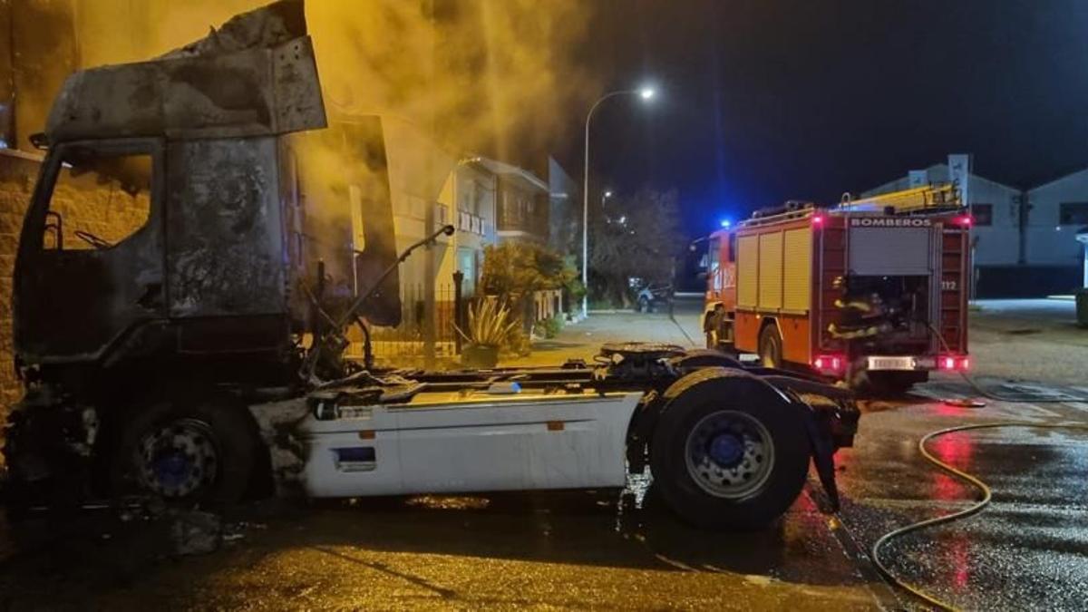 Los bomberos extinguido el fuego declarado en la cabeza tractora de un camión esta madrugada.