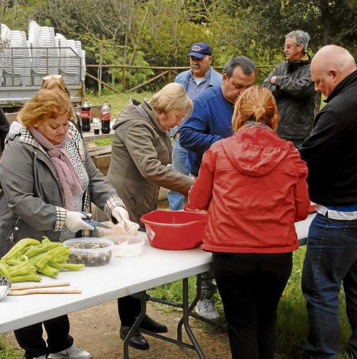 Sabrosas paellas y las últimas ‘panades’  se disputan el protagonismo de la jornada