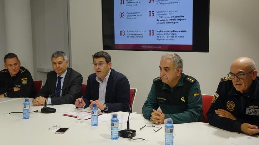 Rodríguez y Cachorro junto a representantes policiales en la presentación del plan de choque