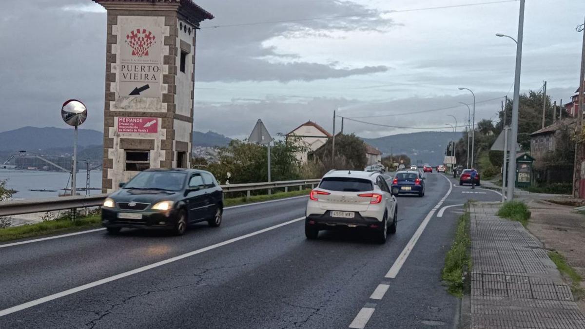 La carretera N-552 a su paso por la zona de Rande, ayer, con la pintura recién renovada.