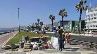 El Ayuntamiento retira enseres dañados por la pleamar en San Cristóbal y repone las baldosas de la Avenida Marítima