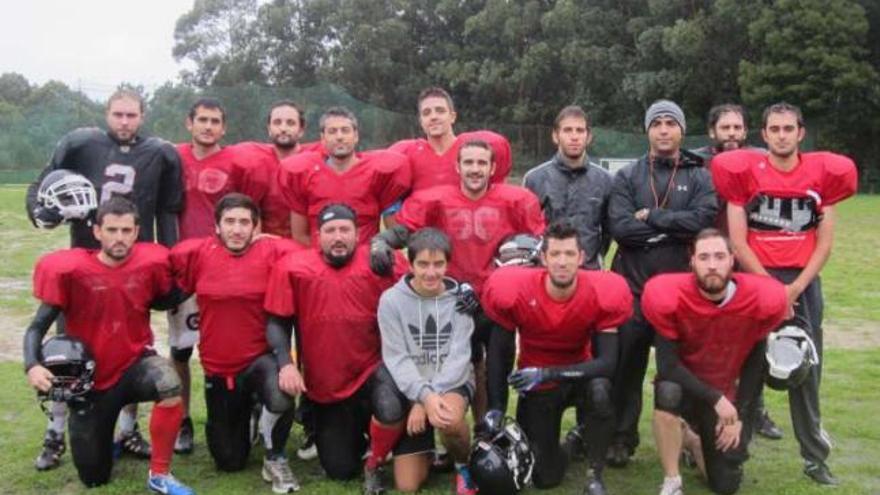 Jugadores de Os Krakens de Cangas, con otros del equipo de Vigo Guardians.