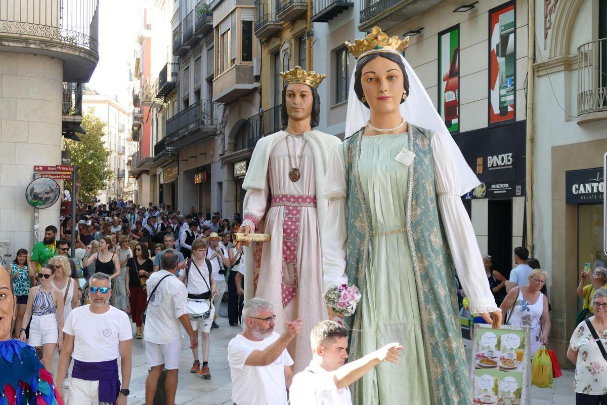 La Justa i en Janet arribant a la Rambla seguits pel pubillatge