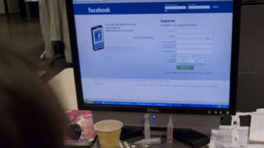 Una persona accede a la red social Facebook.
