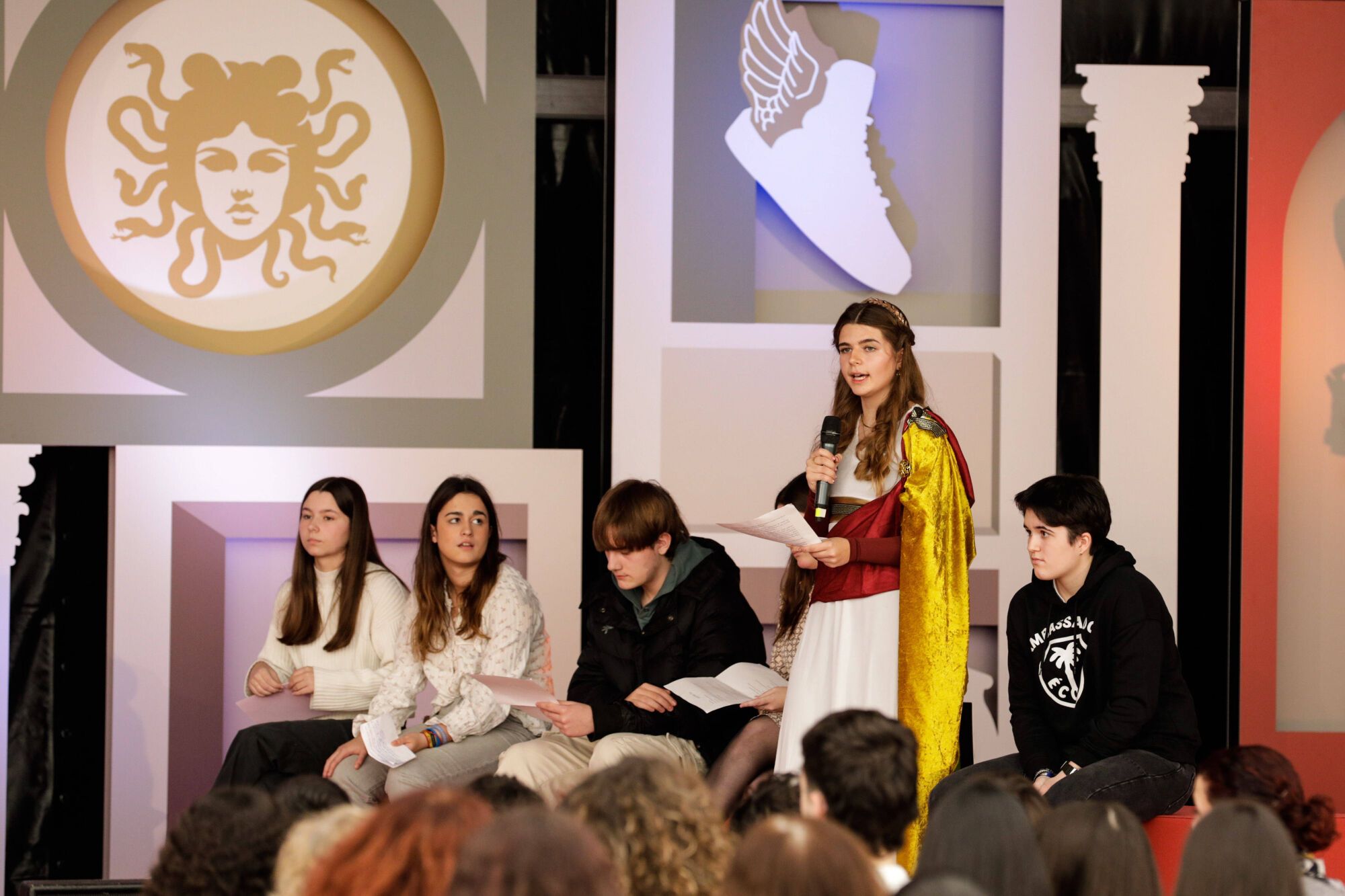 EN IMÁGENES: La "amazona" Mary Beard fascinada en su encuentro con estudiantes en Gijón: "A Nerón le habrían encantado las redes sociales"