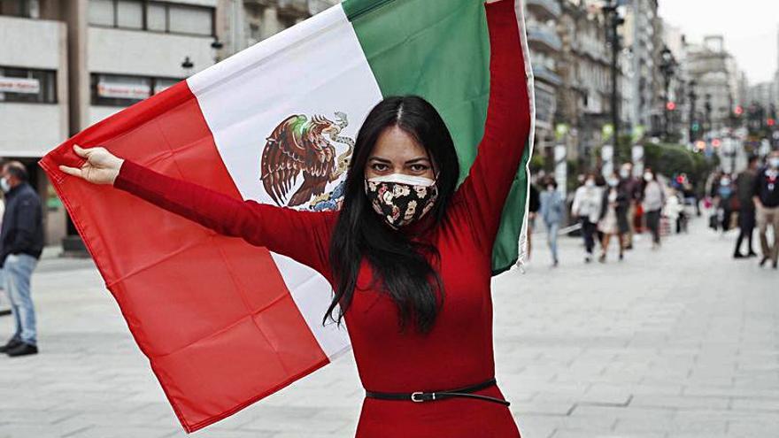 Lucero Dámaso, con la bandera azteca en la Farola. 