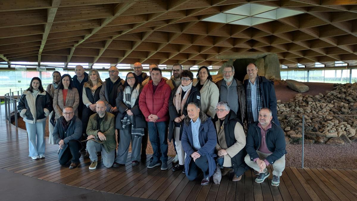 Representantes da Deputación, concellos e técnicos no dolmen de Dombate.
