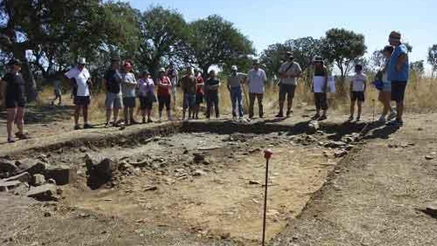 Estudiantes que el año pasado colaboraron en las excavaciones del yacimiento tabarés.