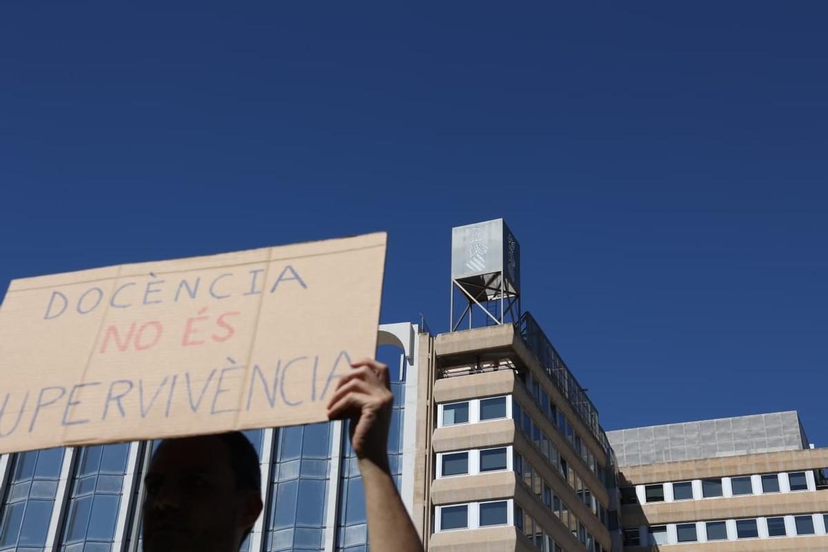 Huelga de educación en Alicante: la manifestación de profesores atraviesa la Avenida Aguilera