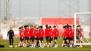 Imagen de grupo de los jugadores del Sevilla Fútbol Club en el entrenamiento en la CD José Ramón Cisneros Palacios de este jueves previo al Barça en el Camp Nou