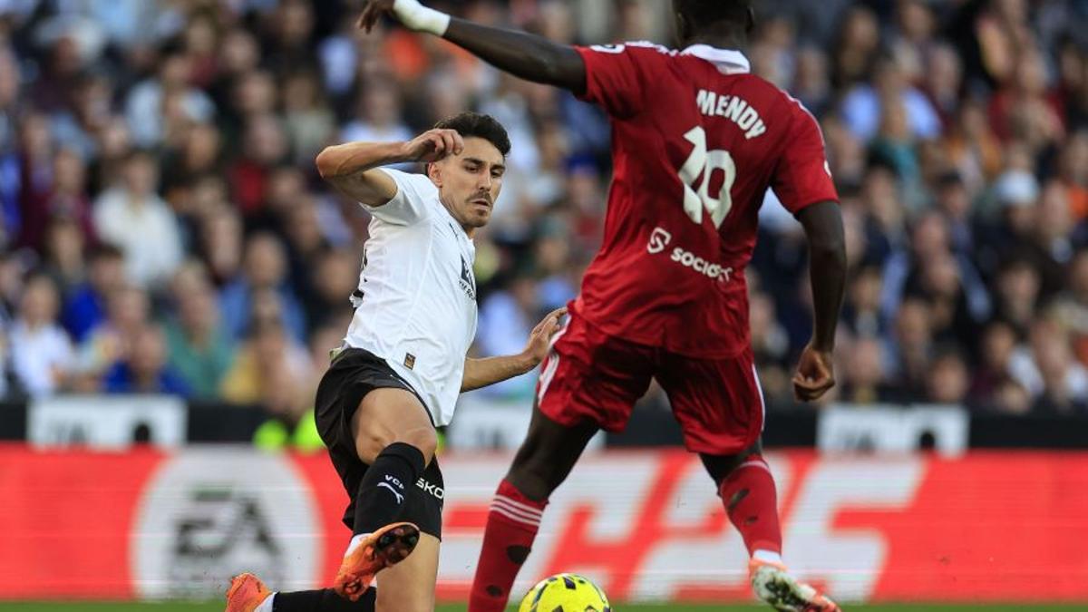 André, ante Mendy en el partido del domingo en Mestalla