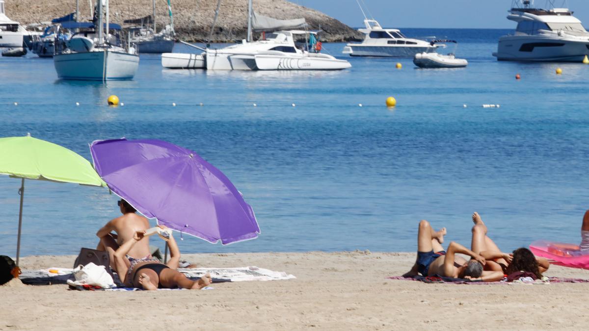 Los baños en el mar refrescan poco dada su alta temperatura