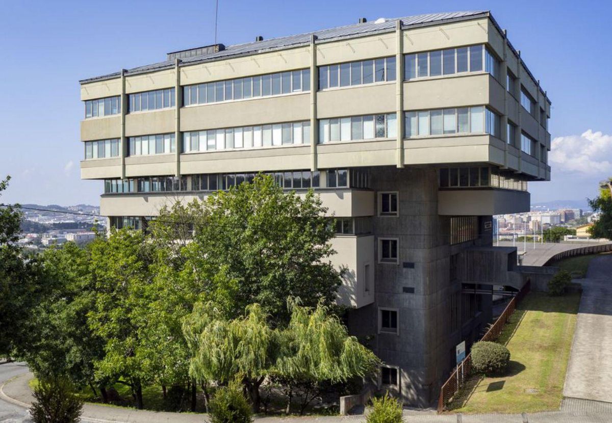 Cooperativa Alféreces Provisionales. José Ramón Miyar, 1975. Edificio de viviendas en el que destaca «un portal repleto de elementos expresivos de hormigón visto como los buzones, murales y escaleras».