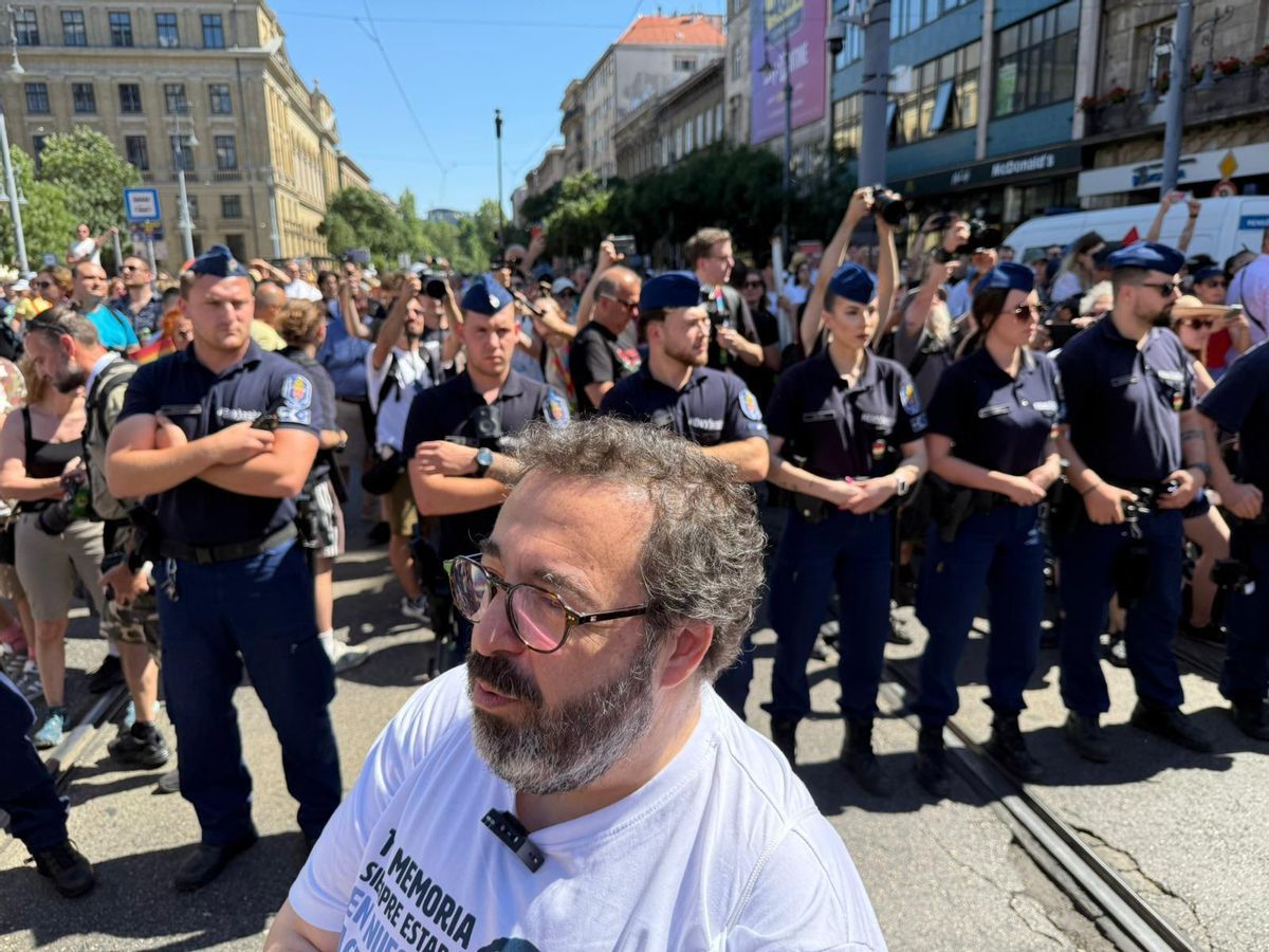 José María Núñez de espalda a un grupo de policías húngaros durante la marcha LGTBI en Budapest.