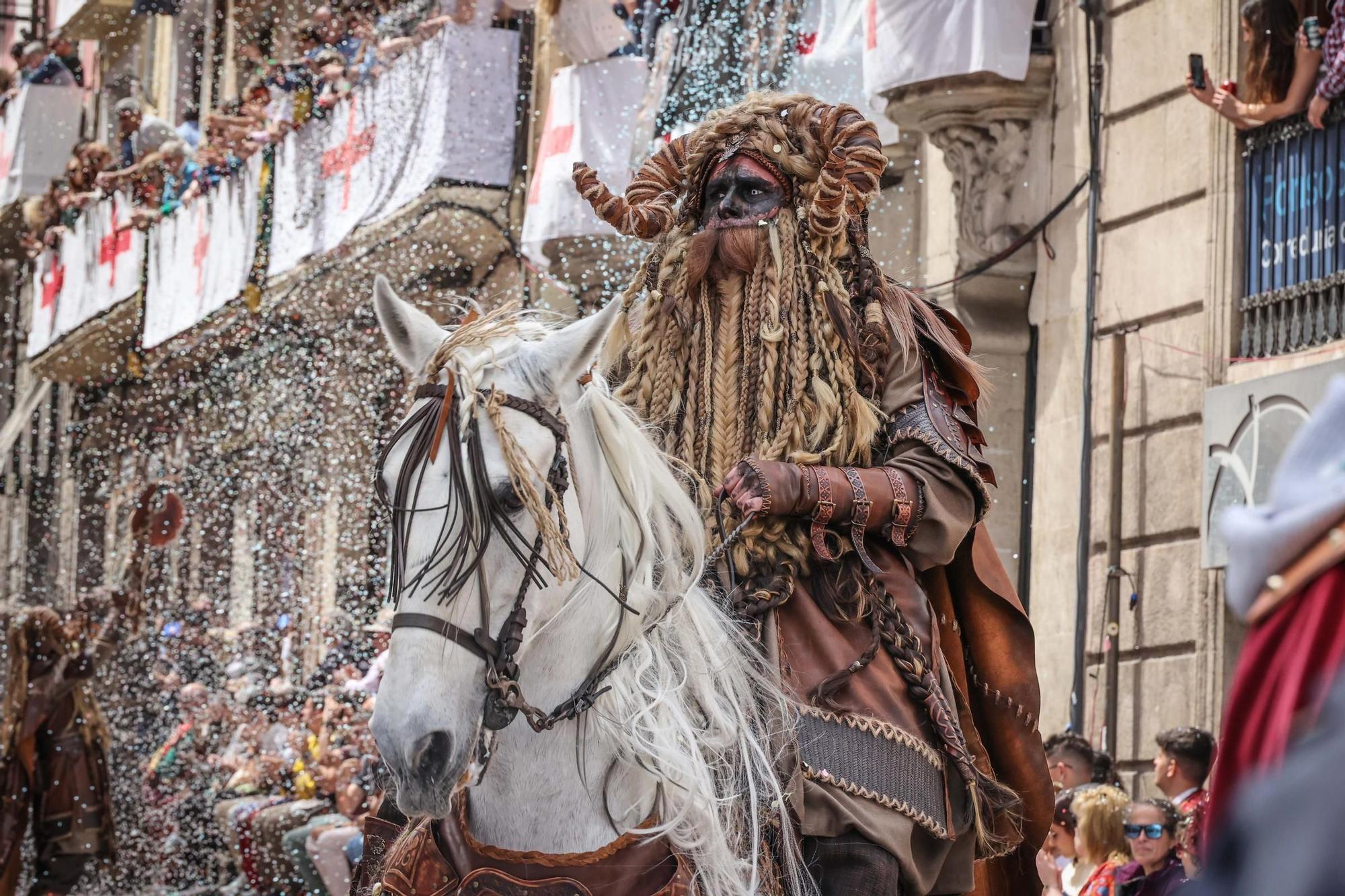 Alcoy se entrega al espectáculo de las tropas cristianas