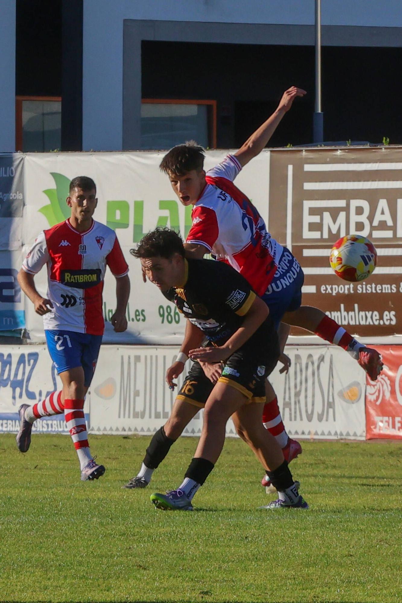 Las imágenes de la contundente victoria del Arosa al Barbadás (3-0)