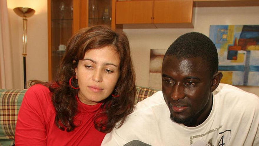 Susto. Los ´cacos´ se llevaron joyas y dinero, pero no su ordenador. En la imagen, Ndong y su esposa.