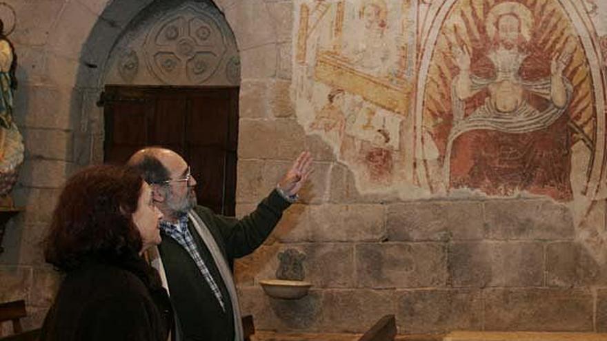Mª Xesús López Escudeiro y Andrés Fuertes observan los murales a conservar.